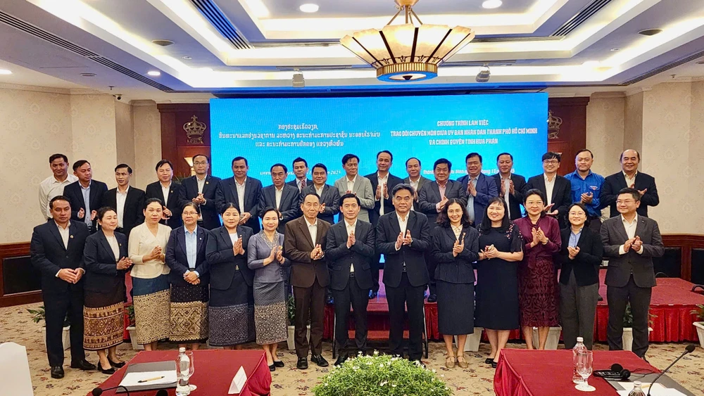 Các đại biểu chụp hình lưu niệm sau buổi làm việc. Ảnh: BẢO PHƯƠNG tinh-Houaphanh-1.jpg