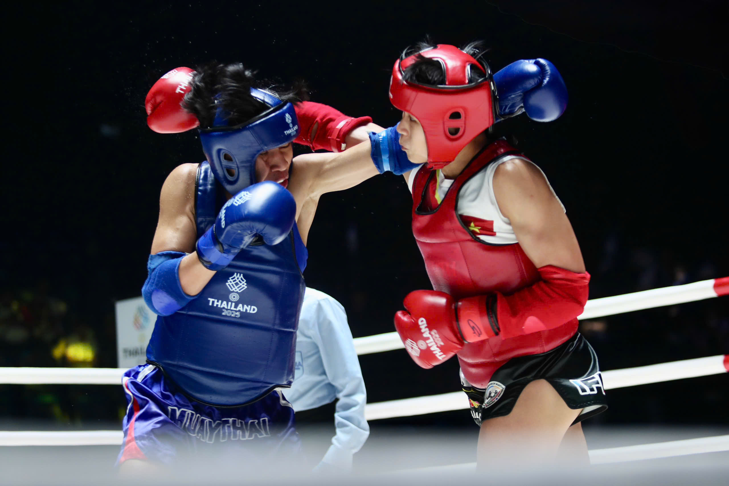 Chiến thuật đặc biệt giúp 2 võ sĩ muay Việt Nam đánh bại người Thái, lên đỉnh vinh quang!- Ảnh 2.