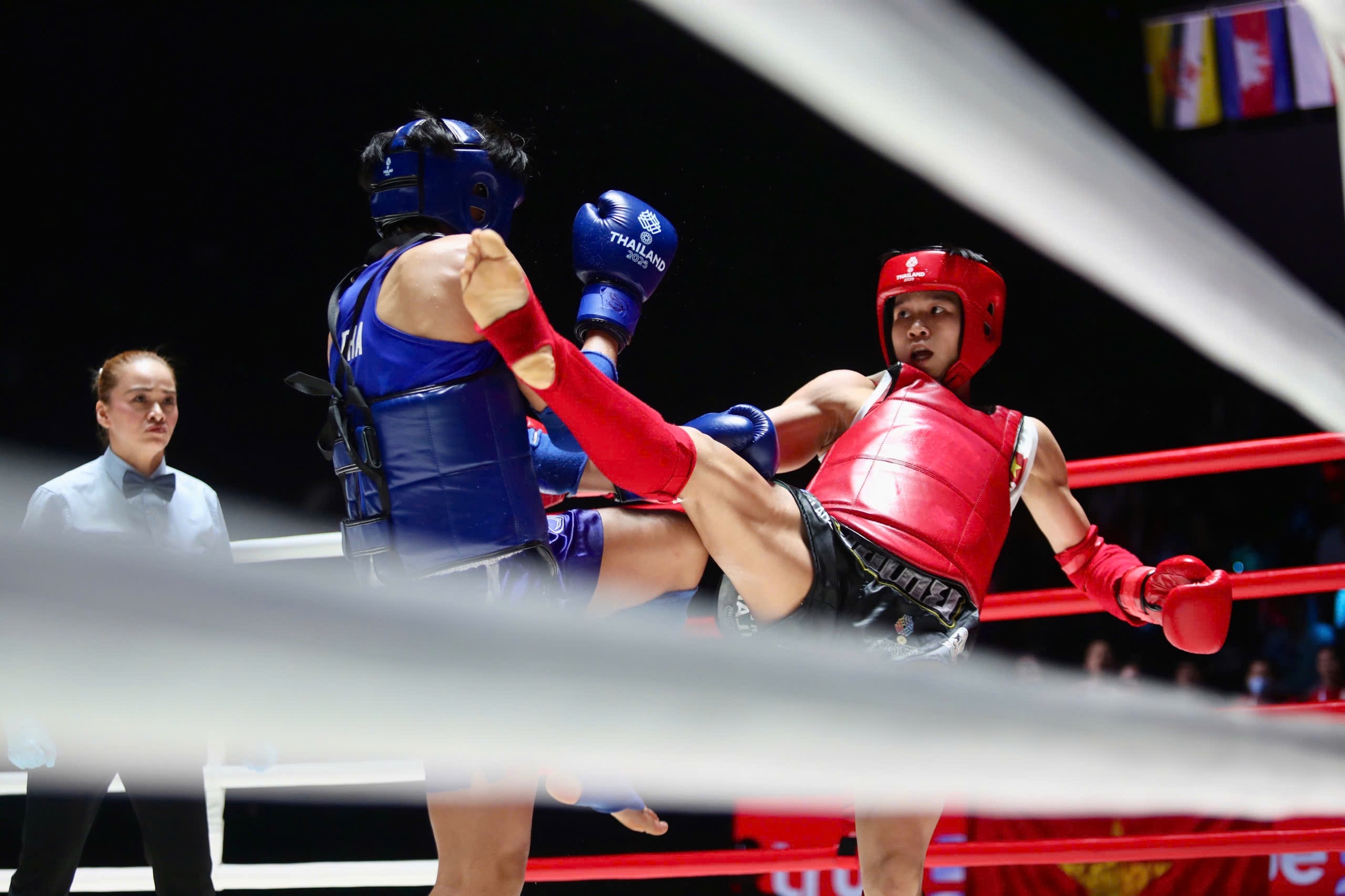 Chiến thuật đặc biệt giúp 2 võ sĩ muay Việt Nam đánh bại người Thái, lên đỉnh vinh quang!- Ảnh 3.