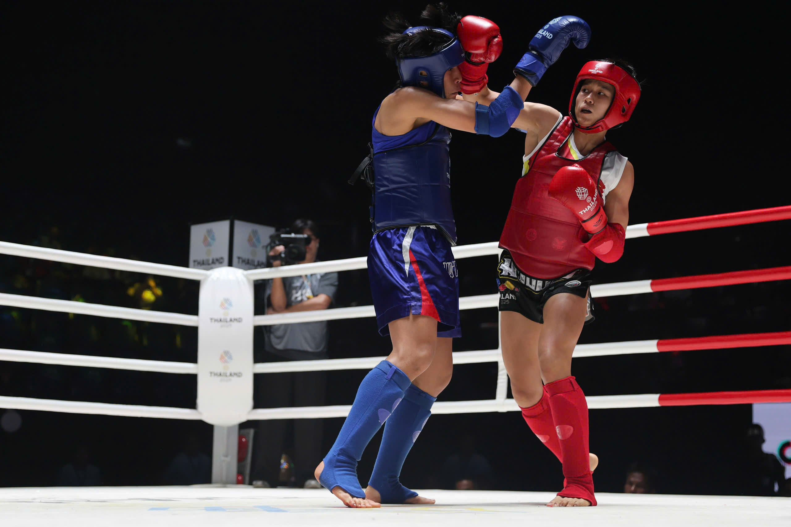 Chiến thuật đặc biệt giúp 2 võ sĩ muay Việt Nam đánh bại người Thái, lên đỉnh vinh quang!- Ảnh 4.