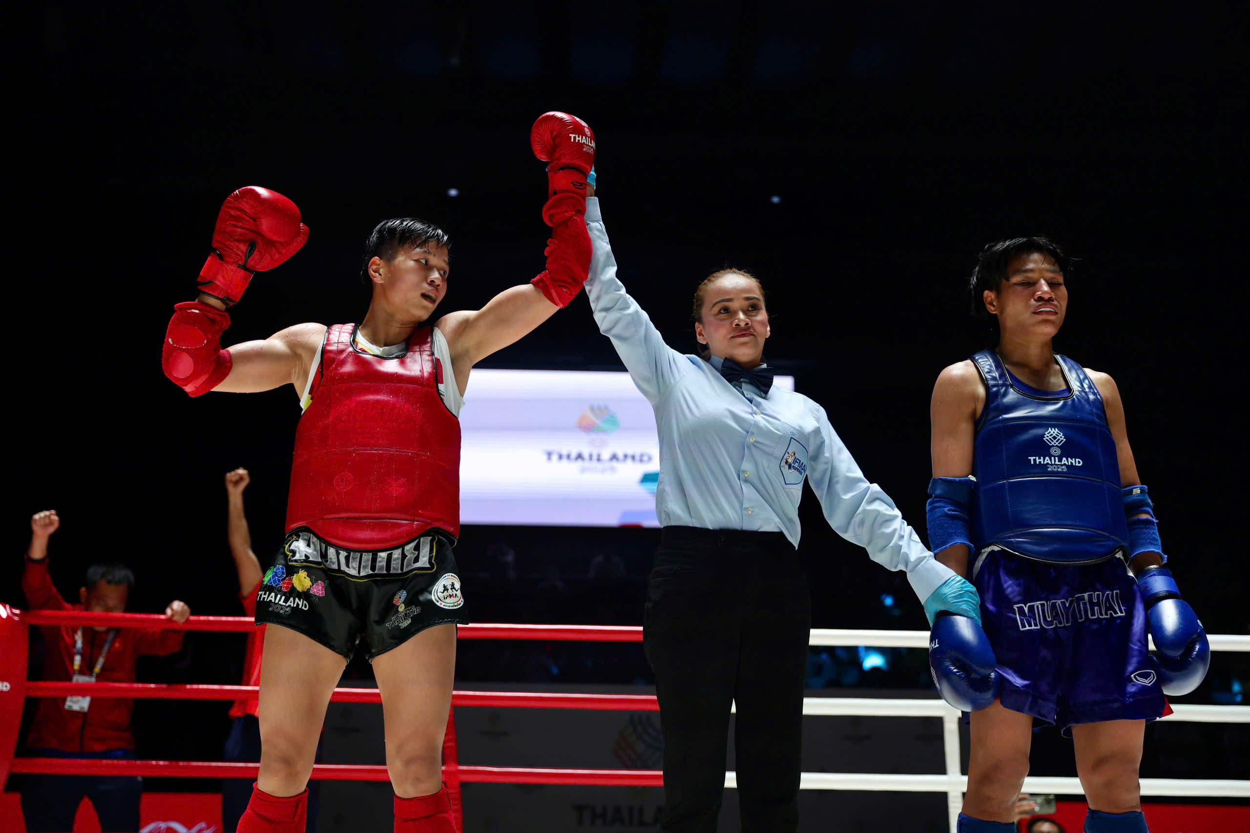 Chiến thuật đặc biệt giúp 2 võ sĩ muay Việt Nam đánh bại người Thái, lên đỉnh vinh quang!- Ảnh 7.