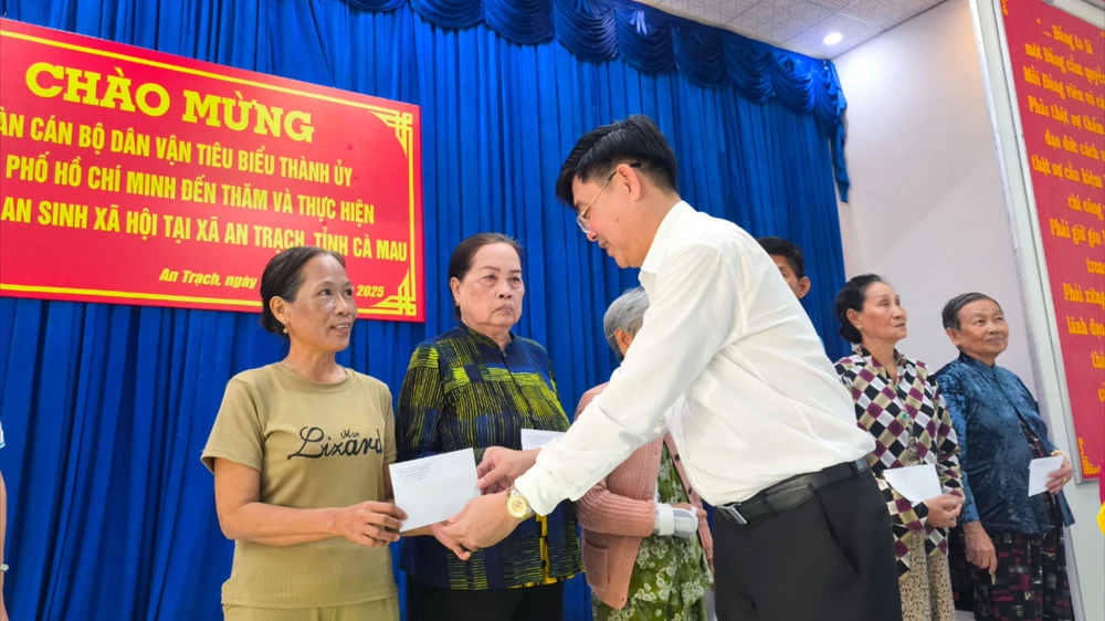 Ông Phạm Minh Luyến, Phó trưởng ban Tuyên giáo và Dân vận tỉnh ủy Cà Mau trao quà cho bà con xã An Trạch. 1000025402.jpg