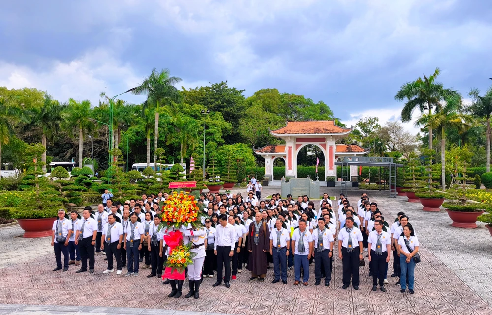 Đoàn đại biểu dâng hoa tại đền thờ Chủ tịch Hồ Chí Minh 1000025326.jpg