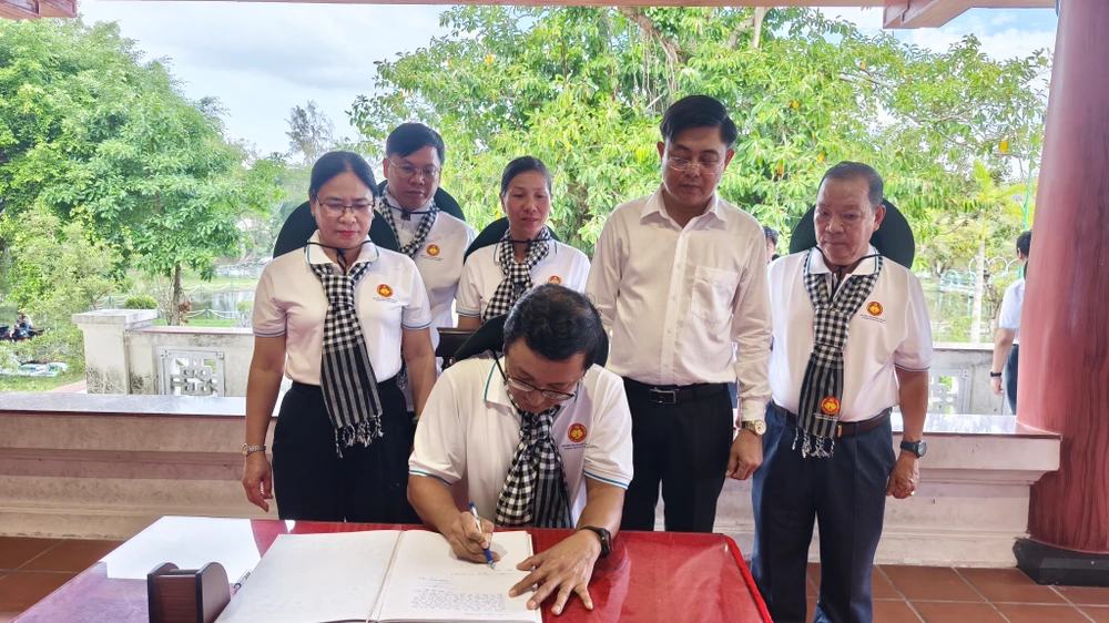 Ông Tạ Quốc Trung, thay mặt đoàn viết cảm tưởng trong sổ lưu niệm. 1000025332.jpg