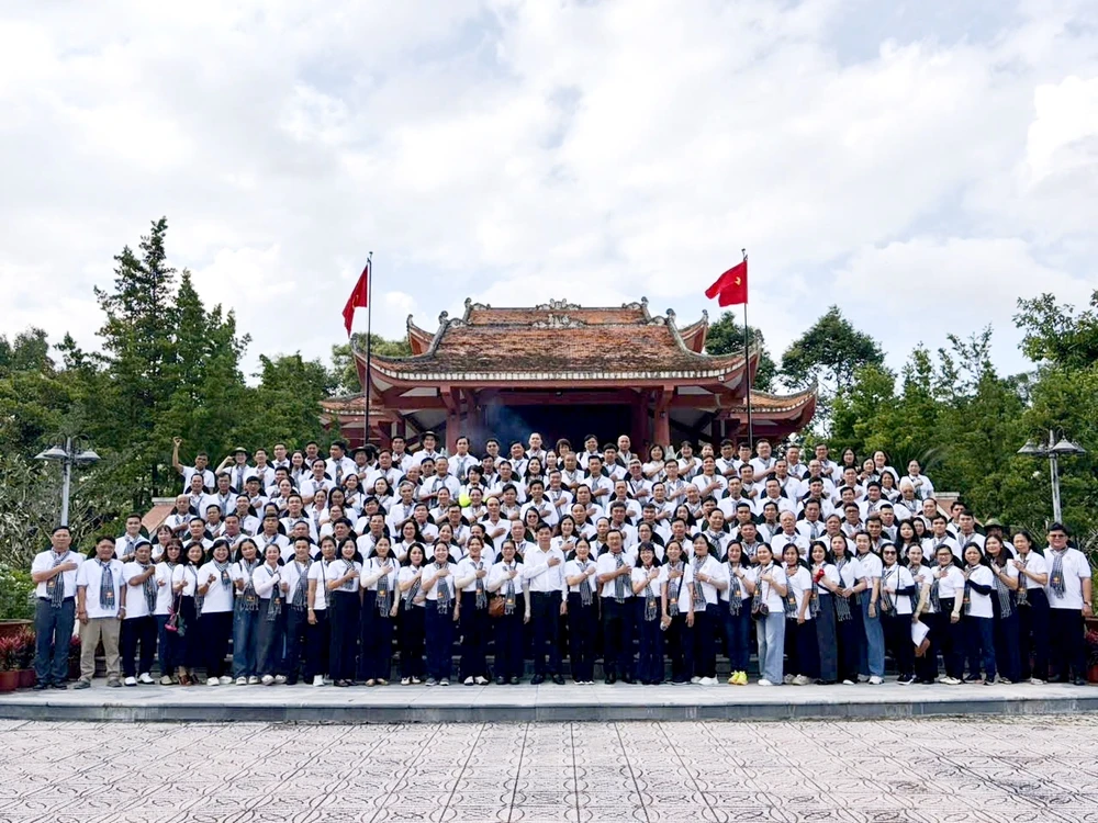 Đoàn đại biểu chụp ảnh lưu niệm 1000025429.jpg