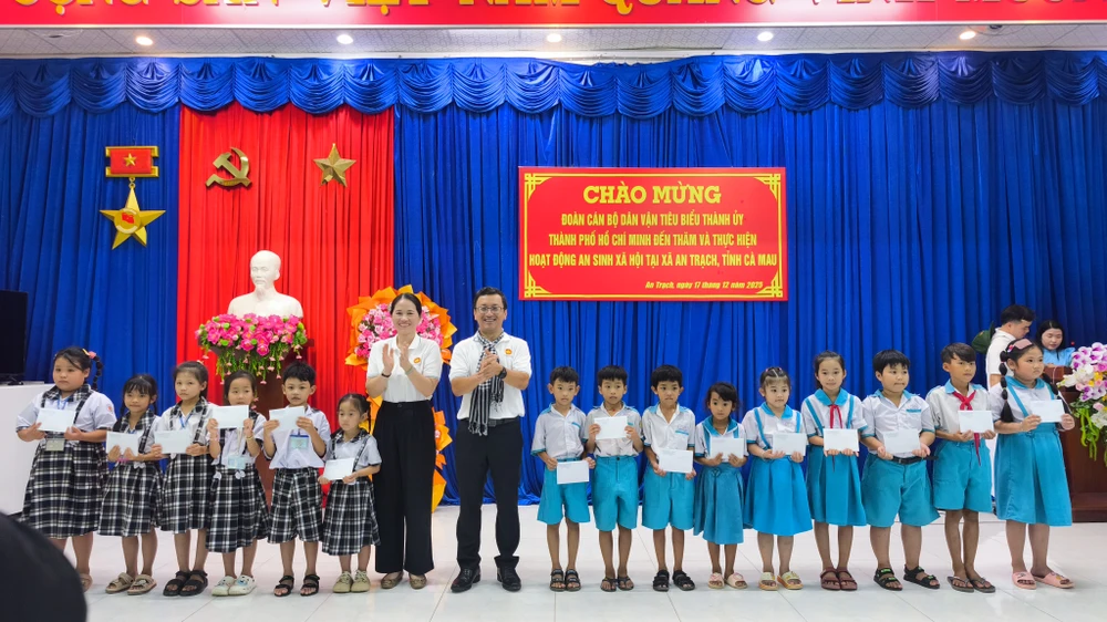 Trao học bổng cho các em học sinh xã An Trạch 1000025418.jpg