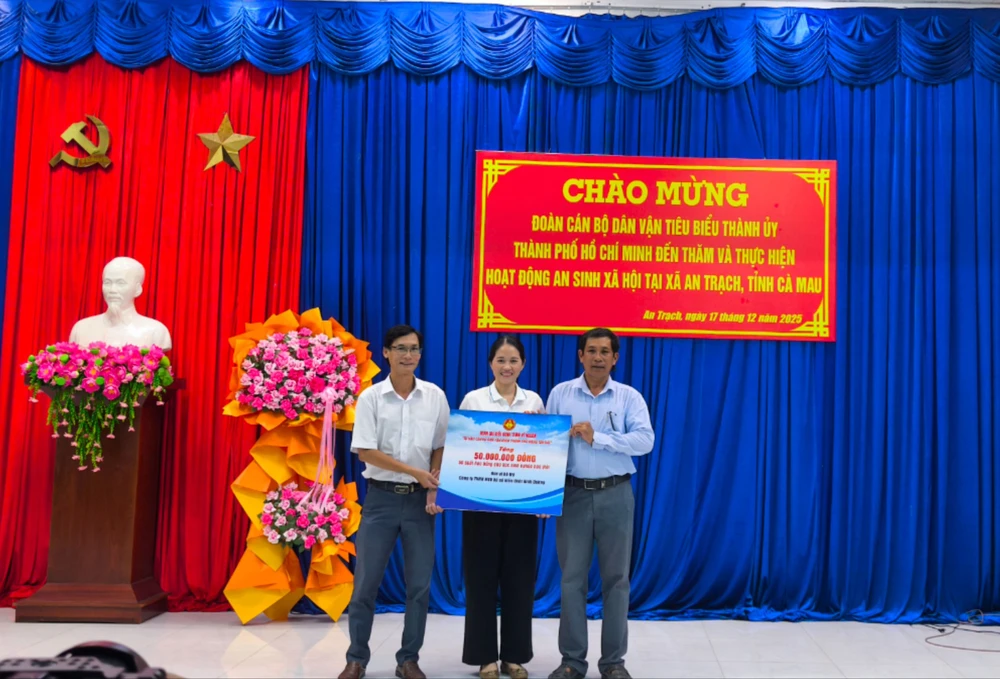 Đại diện công ty sổ xố kiến thiết Bình Dương trao bảng tượng trưng tặng 50 suất học bổng cho học sinh 1000025420.jpg