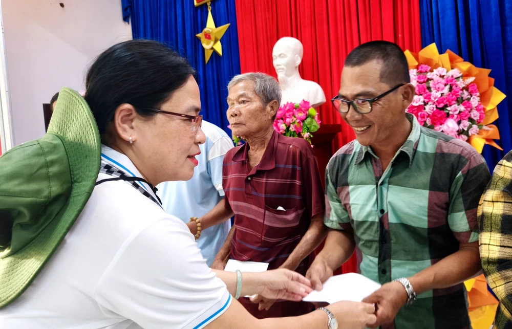 Bà Nguyễn Thị Tuyết Minh, Phó trưởng ban Tuyên giáo và Dân vận Thành ủy tặng quà cho bà con 1000025431.jpg