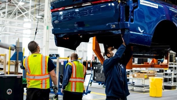 Thời hoàng kim của xe xăng quay trở lại: Loạt hãng lớn từ bỏ xe điện vì không thể bù lỗ, người dân thờ ơ với EV vì trợ cấp không còn- Ảnh 2.