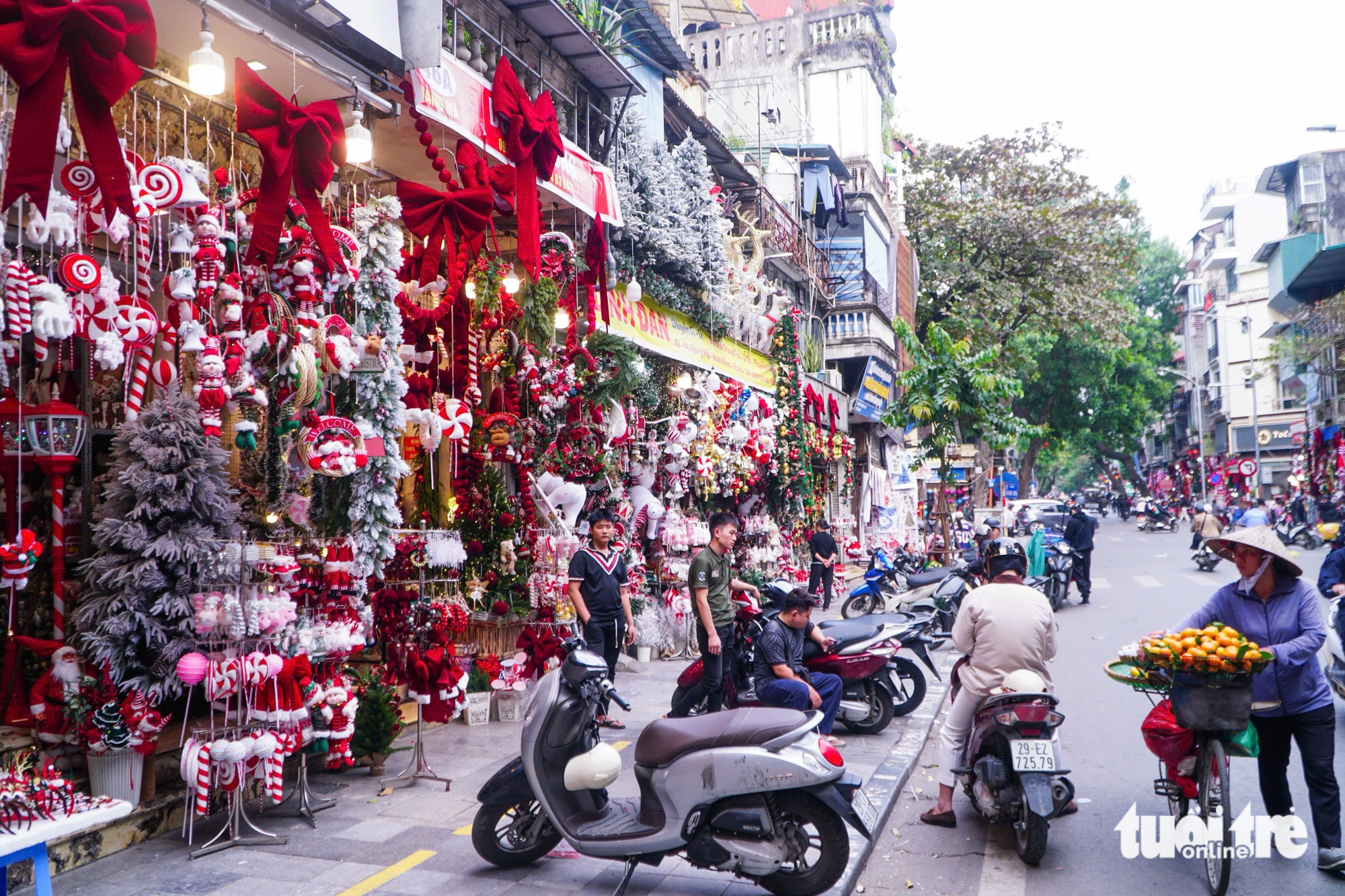 Phố phường Hà Nội rực rỡ sắc màu, người trẻ 'lên phố' đón Giáng sinh sớm 2 giáng sinh - Ảnh 2.