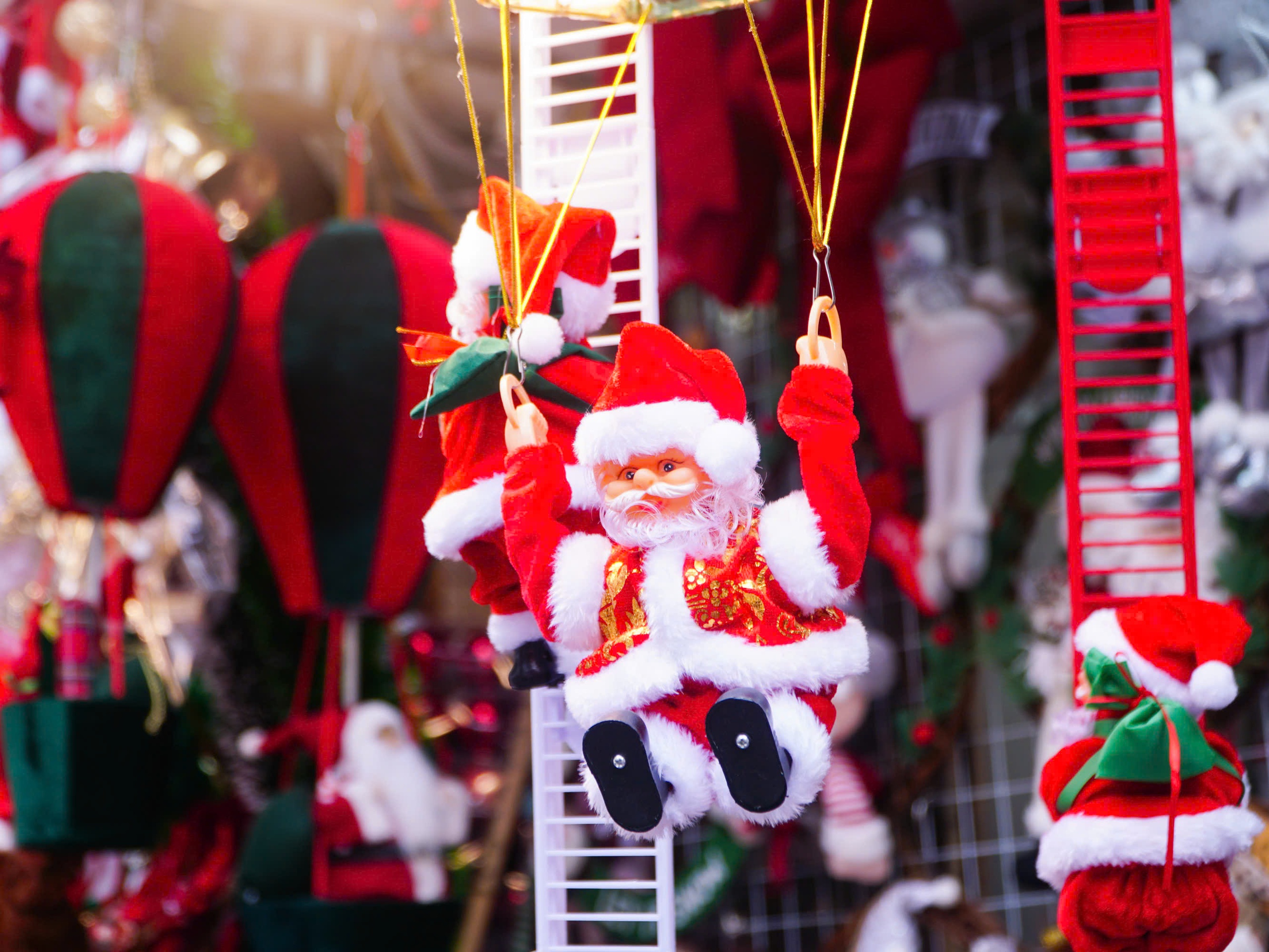 Phố phường Hà Nội rực rỡ sắc màu, người trẻ 'lên phố' đón Giáng sinh sớm 4 giáng sinh - Ảnh 4.