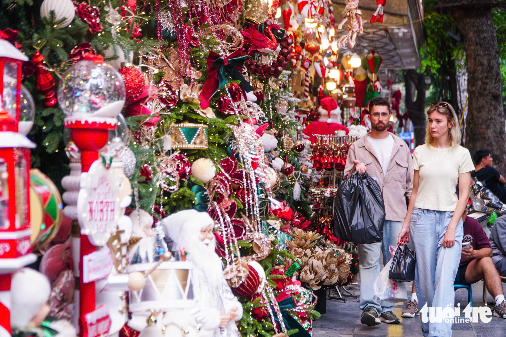 Phố phường Hà Nội rực rỡ sắc màu, người trẻ 'lên phố' đón Giáng sinh sớm 6 giáng sinh - Ảnh 10.