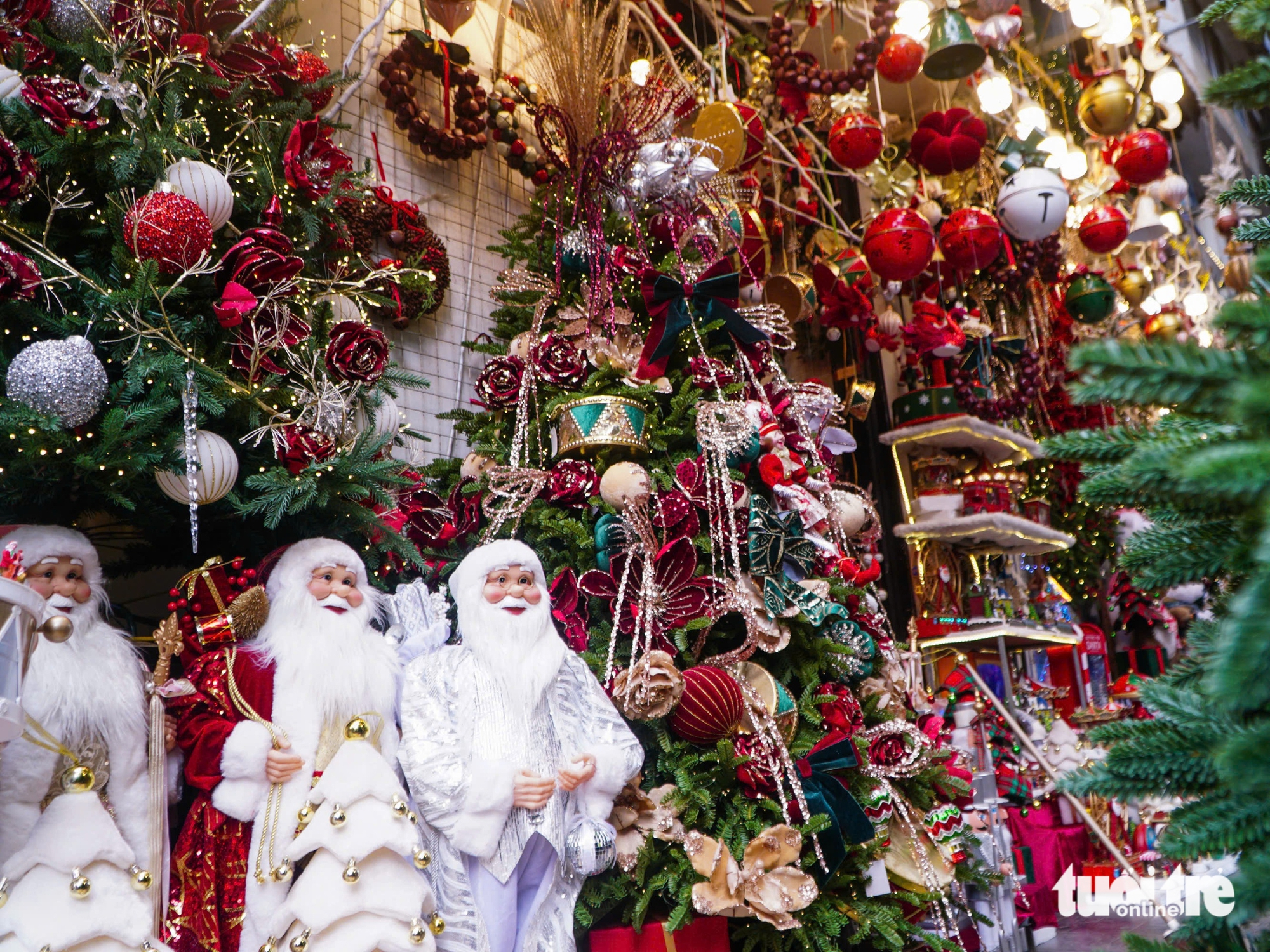 Phố phường Hà Nội rực rỡ sắc màu, người trẻ 'lên phố' đón Giáng sinh sớm 8 giáng sinh - Ảnh 12.