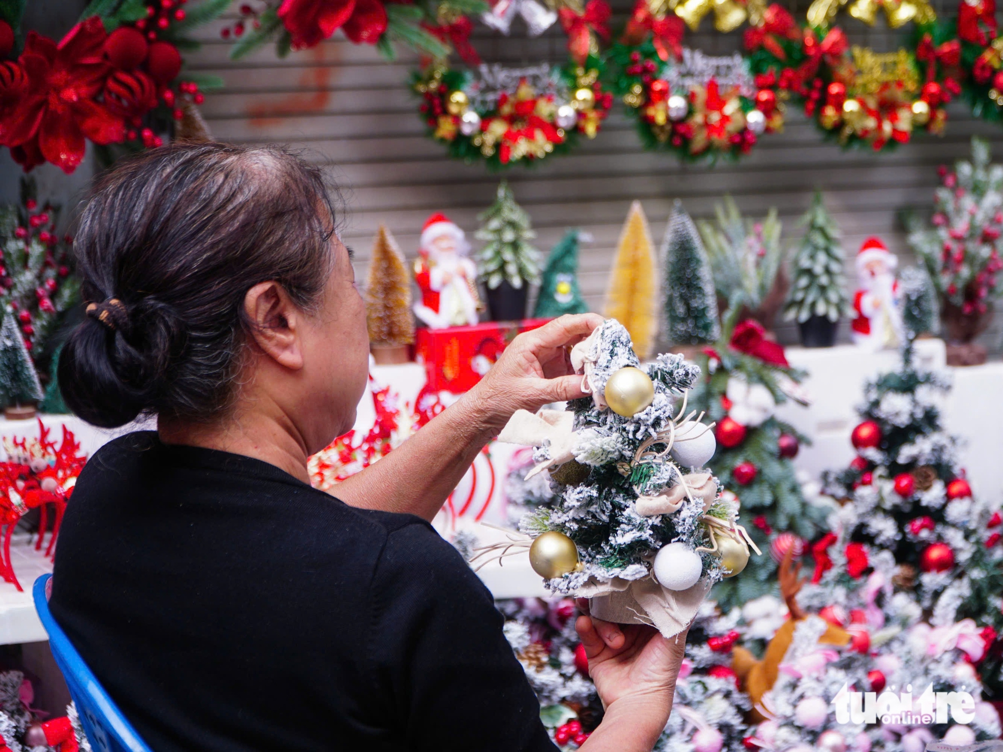 Phố phường Hà Nội rực rỡ sắc màu, người trẻ 'lên phố' đón Giáng sinh sớm 9 Phố phường Hà Nội rực rỡ sắc màu, người trẻ 'lên phố' đón Giáng sinh sớm - Ảnh 13.