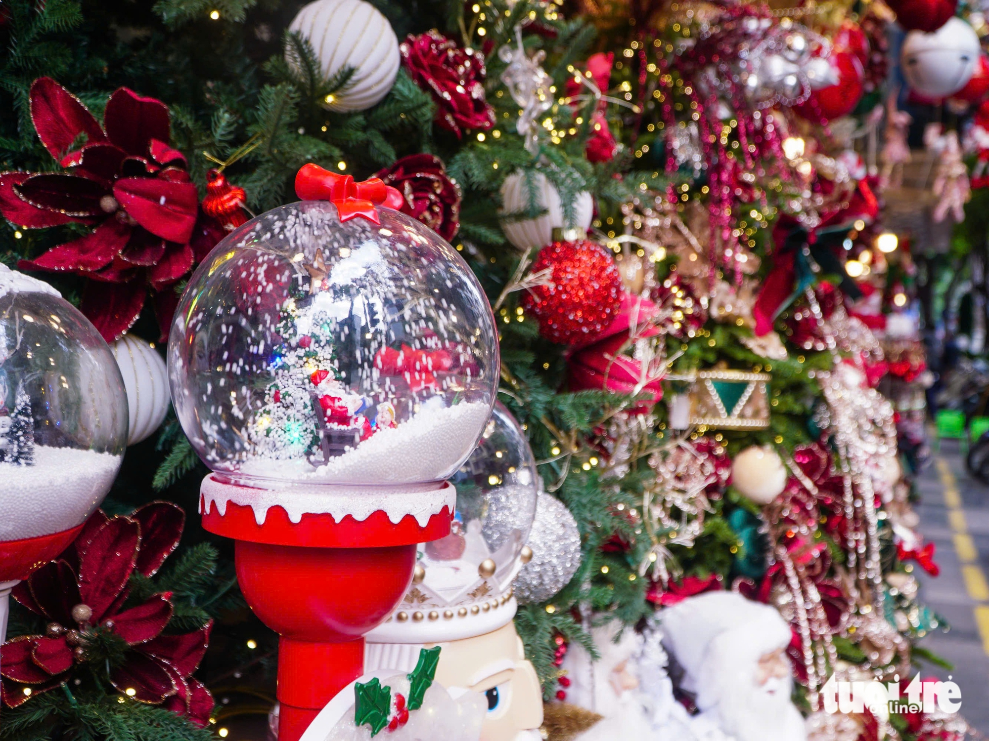 Phố phường Hà Nội rực rỡ sắc màu, người trẻ 'lên phố' đón Giáng sinh sớm 11 giáng sinh - Ảnh 15.