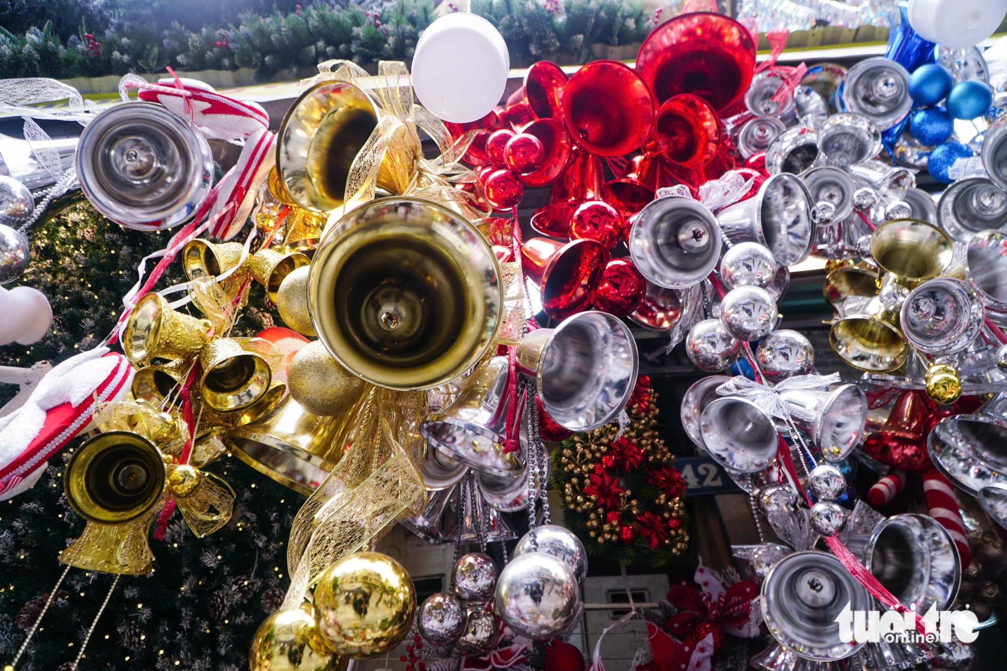 Phố phường Hà Nội rực rỡ sắc màu, người trẻ 'lên phố' đón Giáng sinh sớm 12 giáng sinh - Ảnh 16.