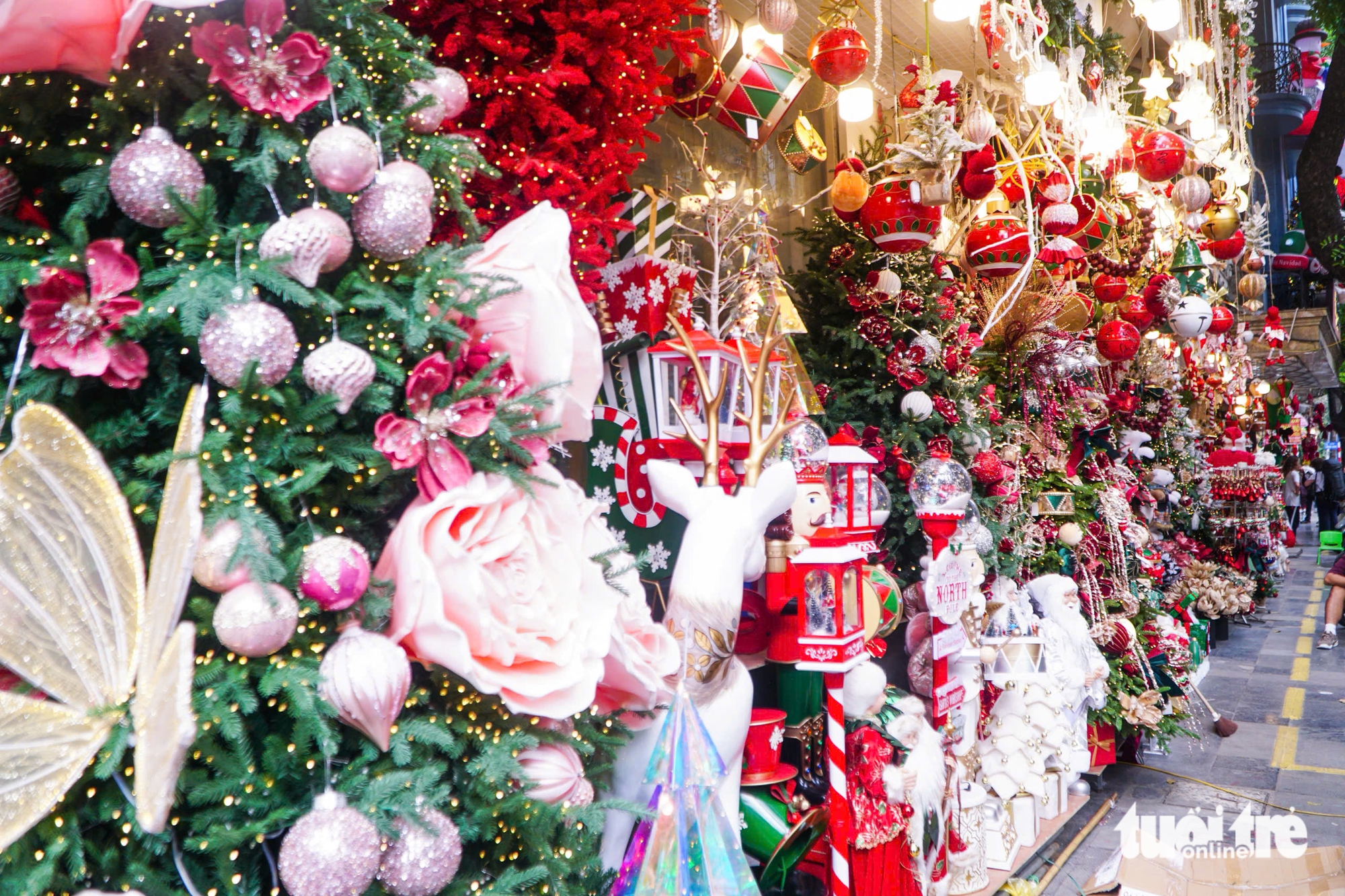 Phố phường Hà Nội rực rỡ sắc màu, người trẻ 'lên phố' đón Giáng sinh sớm 13 giáng sinh - Ảnh 17.