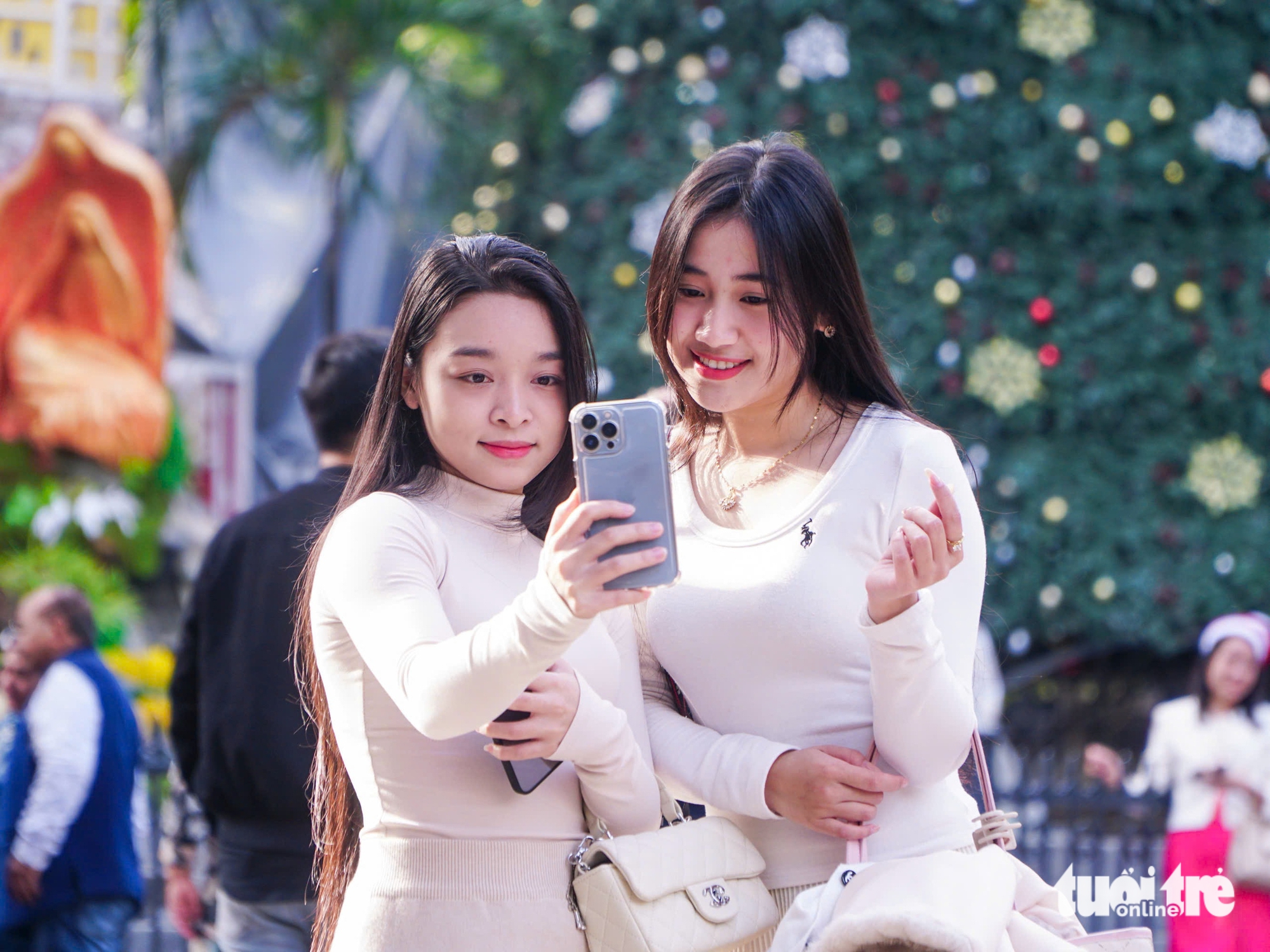 Phố phường Hà Nội rực rỡ sắc màu, người trẻ 'lên phố' đón Giáng sinh sớm 15 Phố phường Hà Nội rực rỡ sắc màu, người trẻ 'lên phố' đón Giáng sinh sớm - Ảnh 19.