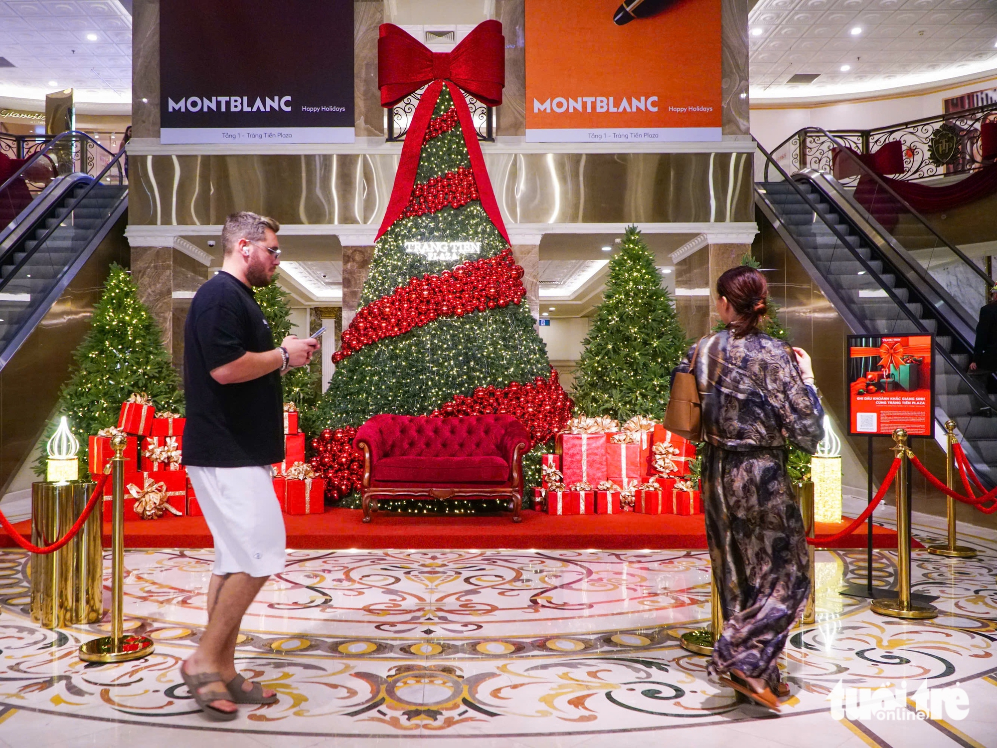 Phố phường Hà Nội rực rỡ sắc màu, người trẻ 'lên phố' đón Giáng sinh sớm 16 Phố phường Hà Nội rực rỡ sắc màu, người trẻ 'lên phố' đón Giáng sinh sớm - Ảnh 19.