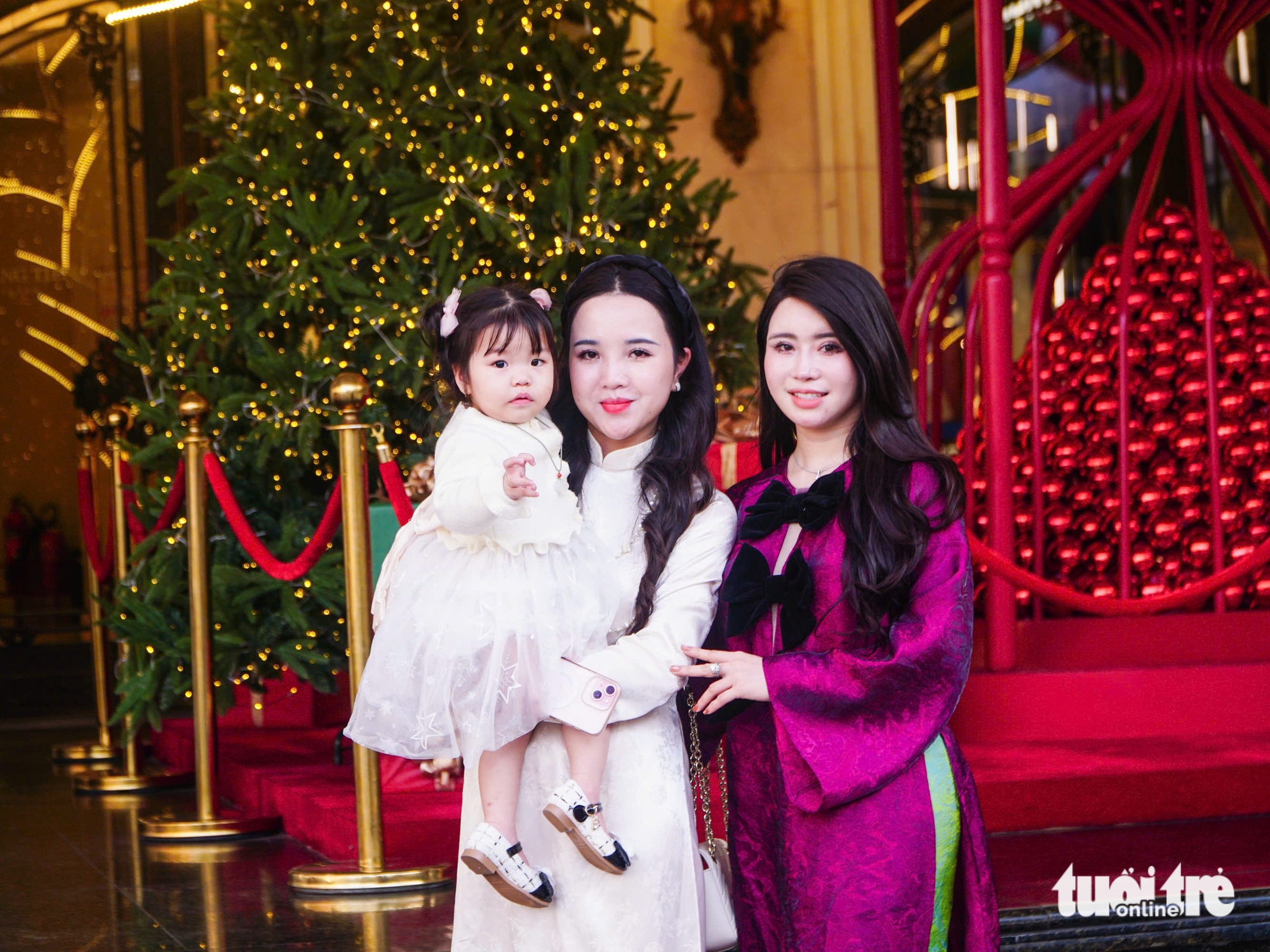 Phố phường Hà Nội rực rỡ sắc màu, người trẻ 'lên phố' đón Giáng sinh sớm 17 giáng sinh - Ảnh 21.