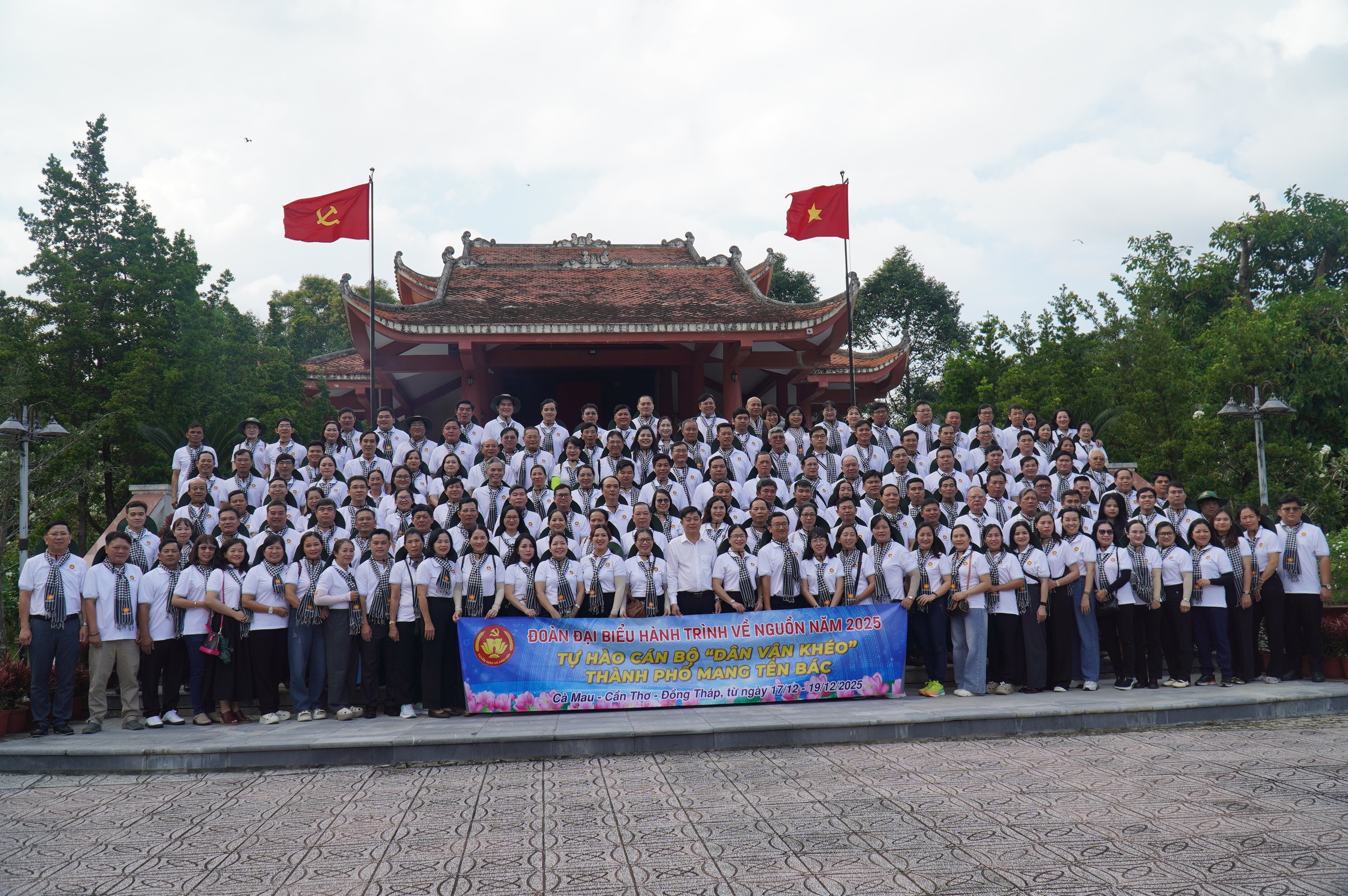 Ban Tuyên giáo và Dân vận Thành ủy TP.HCM tổ chức hành trình về nguồn 'Tự hào cán bộ dân vận khéo' 2 Ban Tuyên giáo và Dân vận Thành ủy TP.HCM tổ chức hành trình về nguồn 'Tự hào cán bộ dân vận khéo' - Ảnh 3.