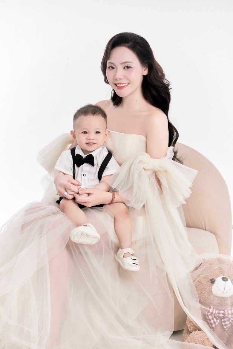 "Nữ chủ tịch" đang nổi nhất sóng VTV: Bị bạn lừa mấy chục triệu tiền đi đẻ, nhan sắc thăng hạng sau khi làm mẹ 4 Huyền Trang và con trai hơn 1 tuổi.