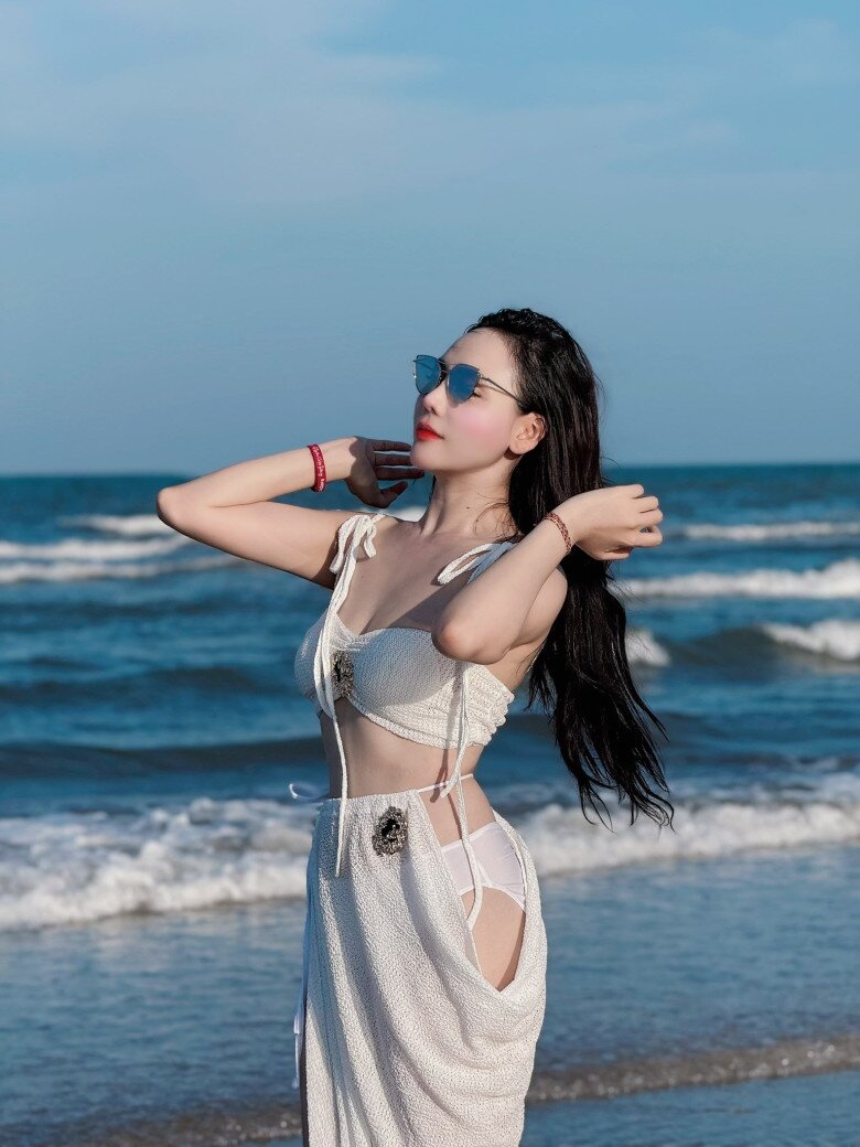 "Nữ chủ tịch" đang nổi nhất sóng VTV: Bị bạn lừa mấy chục triệu tiền đi đẻ, nhan sắc thăng hạng sau khi làm mẹ 5 Bên cạnh vai diễn cá tính, diễn xuất ấn tượng, thì nhan sắc và ngoại hình quyến rũ cũng là điều khiến khán giả nhớ đến Huyền Trang nhiều hơn.