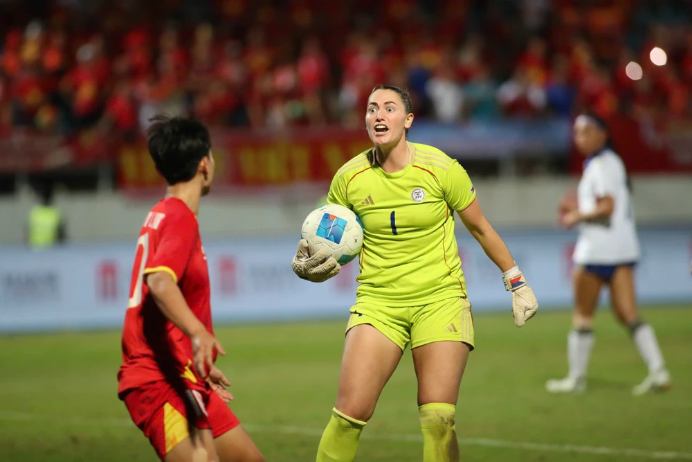 Thủ môn McDaniel là người hùng của bóng đá nữ Philippines ở lần đầu tiên trong lịch sử giành huy chương vàng SEA Games. Ảnh: ANH PHƯƠNG. z7337851803076_622f110ff66429ef6aec140a5a623040.jpg