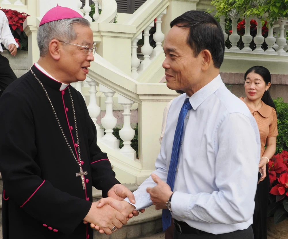 Bí thư Trần Lưu Quang chúc Đức Tổng Giám mục Giuse Nguyễn Năng và các vị linh mục luôn dồi dào sức khỏe, có một mùa Giáng sinh vui vẻ, ấm áp, an lành. Ảnh: THANH THÙY Bí thư Thành ủy TP.HCM thăm, chúc mừng các cá nhân tiêu biểu dịp Giáng sinh-Giang-sinh-TPHCM (8).jpg