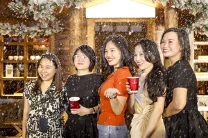 Người dân TP.HCM đổ xô xuống phố check-in giáng sinh sớm 