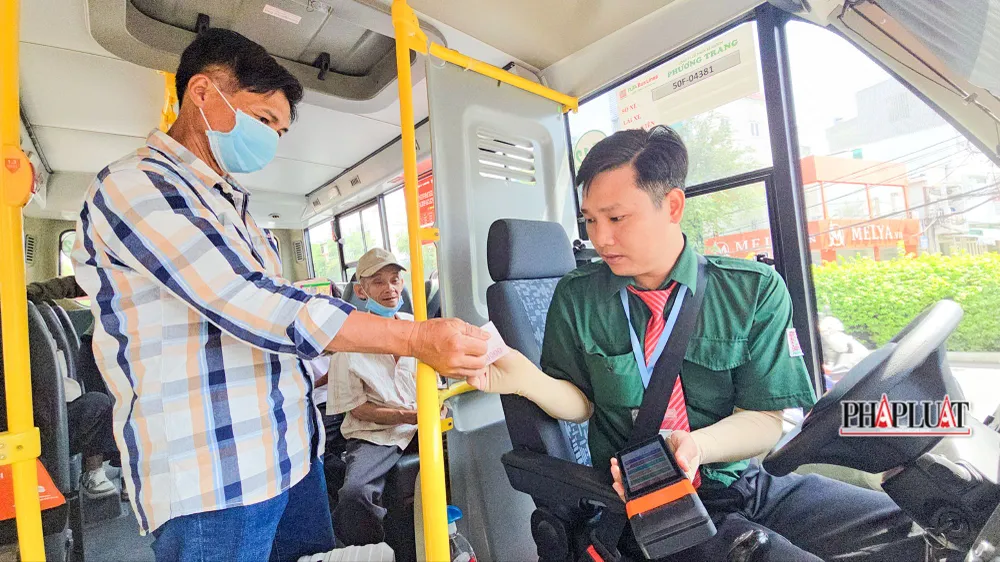 Ngoài thanh toán bằng tiền mặt, người đi xe buýt còn có thể thanh toán bằng cách quét mã QR từ máy POS hoặc chuyển khoản qua các app ngân hàng. Ảnh: CHÂU ANH xe-buyt-can-tho-2025-4.jpg