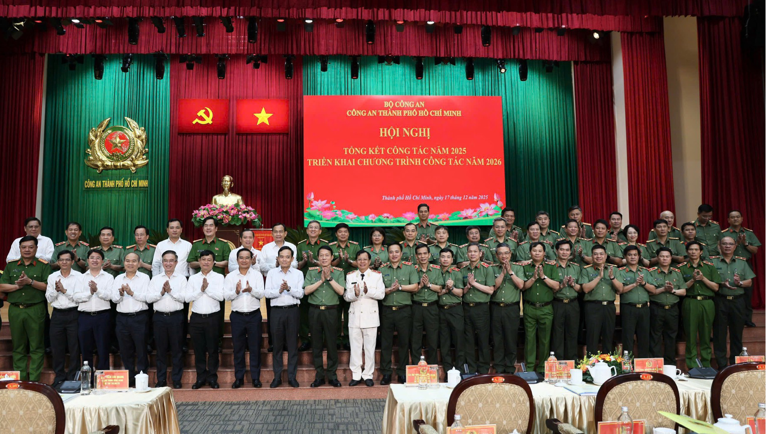 Bộ trưởng Lương Tam Quang dự hội nghị tổng kết công tác 2025 của Công an TP.HCM 3 Bộ trưởng Lương Tam Quang dự hội nghị tổng kết công tác 2025 của Công an TP.HCM - Ảnh 3.