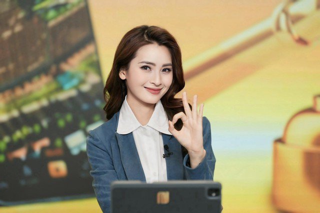 Nữ MC VTV quê Phú Thọ vừa nhận lời cầu hôn của danh thủ Đức Huy có gu thời trang đời thực ra sao? 3 MC Huyền Trang "Mù tạt" sinh năm 1993 tại Phú Thọ, cô là MC quen thuộc của VTV. Nữ MC 9X ghi dấu ấn với lối dẫn chương trình tự nhiên, phong thái chuyên nghiệp cùng ngoại hình xinh đẹp. Huyền Trang từng đảm nhận vai trò dẫn dắt nhiều chương trình nổi tiếng như "Bữa trưa vui vẻ" và "Cuộc hẹn cuối tuần", giúp cô nhận được sự yêu mến từ đông đảo khán giả. Vì tính chất chương trình khác với những bản tin hay chương trình thời sự chính luận nên MC Huyền Trang "Mù tạt" lựa chọn trang phục lên sóng đa phong cách và có phần tự do hơn. Khi cô diện vest nền nã...