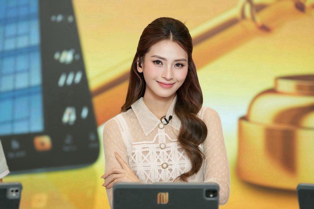 Nữ MC VTV quê Phú Thọ vừa nhận lời cầu hôn của danh thủ Đức Huy có gu thời trang đời thực ra sao? 5 Khi khác cô diện áo sơ mi với chất liệu vải voan tinh tế, gợi cảm.