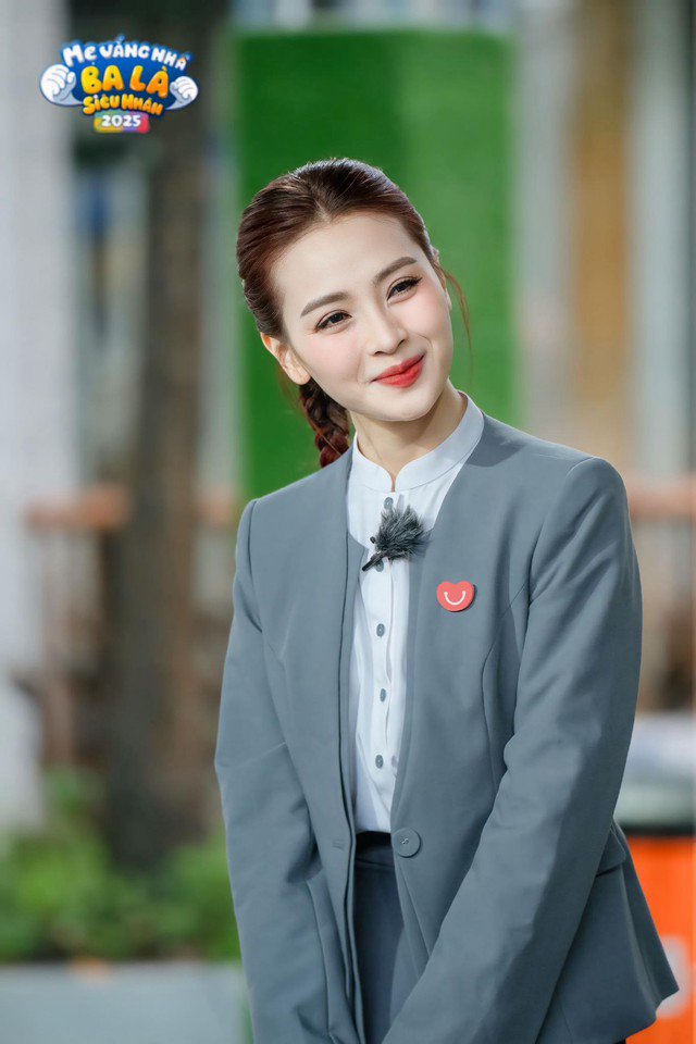 Nữ MC VTV quê Phú Thọ vừa nhận lời cầu hôn của danh thủ Đức Huy có gu thời trang đời thực ra sao? 6 Lúc MC Huyền Trang trẻ trung "hack tuổi" với vest cách điệu mix cùng áo sơ mi đơn giản.