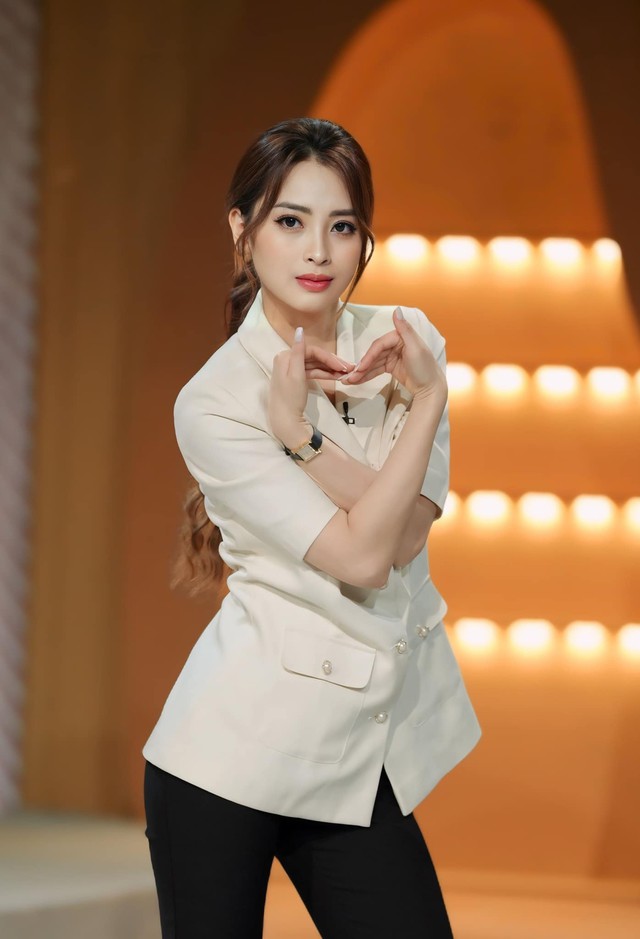 Nữ MC VTV quê Phú Thọ vừa nhận lời cầu hôn của danh thủ Đức Huy có gu thời trang đời thực ra sao? 7 Trong một chương trình khác, nữ MC quê Phú Thọ giản dị với quần tây mix cùng áo vest ngắn tay sáng màu.