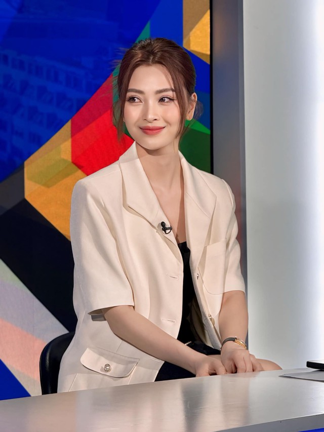 Nữ MC VTV quê Phú Thọ vừa nhận lời cầu hôn của danh thủ Đức Huy có gu thời trang đời thực ra sao? 8 Hoặc cô lựa chọn blazer ngắn tay mix cùng quần tạo cảm giác năng động, thoải mái.