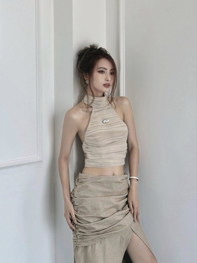 Nữ MC VTV quê Phú Thọ vừa nhận lời cầu hôn của danh thủ Đức Huy có gu thời trang đời thực ra sao? 10 Ở tuổi 32, Huyền Trang "Mù tạt" sở hữu vóc dáng trẻ đẹp nên cô tự tin diện những trang phục "phá cách" tự tin khoe vòng eo thon mảnh. Trong trang phục này, cô mix áo dạng yếm và chân váy cách điệu cá tính.