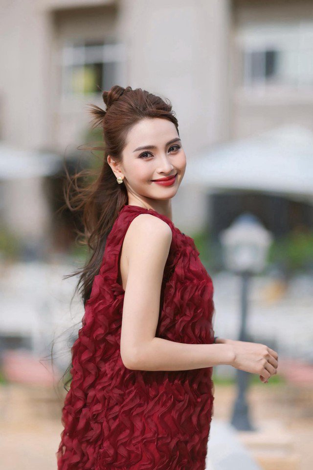 Nữ MC VTV quê Phú Thọ vừa nhận lời cầu hôn của danh thủ Đức Huy có gu thời trang đời thực ra sao? 12 MC Huyền Trang "Mù tạt" hóa nàng thơ khi diện váy suông màu đỏ đô nổi bật.