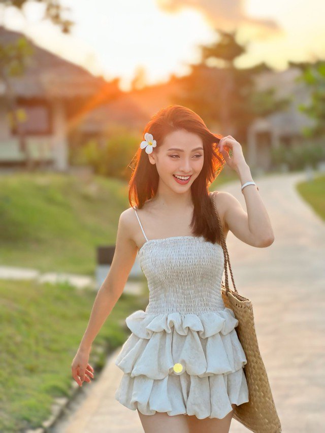 Nữ MC VTV quê Phú Thọ vừa nhận lời cầu hôn của danh thủ Đức Huy có gu thời trang đời thực ra sao? 14 Khi đi chơi biển, người đẹp tự tin khoe dáng váy 2 dây với phần chân váy bồng bềnh nữ tính.