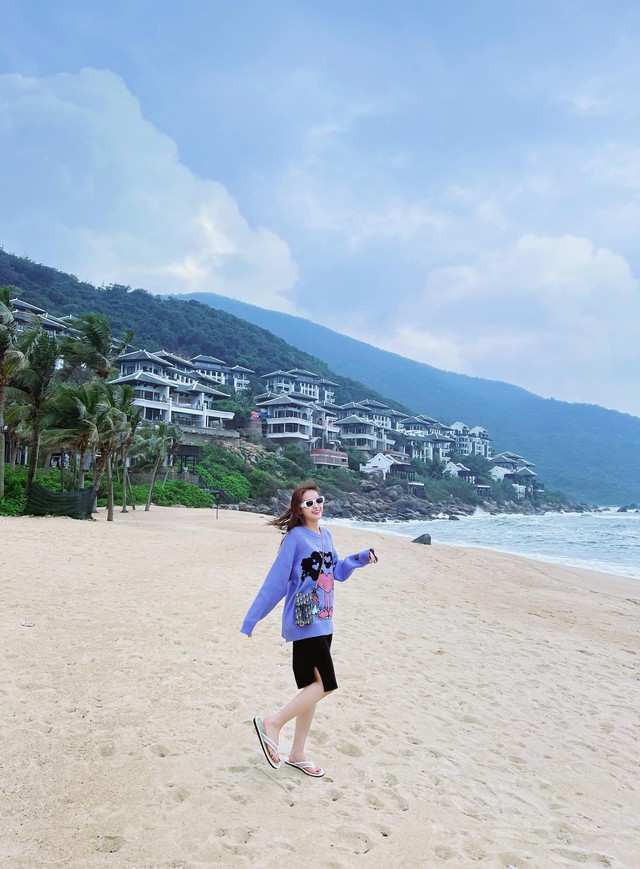 Nữ MC VTV quê Phú Thọ vừa nhận lời cầu hôn của danh thủ Đức Huy có gu thời trang đời thực ra sao? 15 MC Huyền Trang "Mù tạt" với phong cách free style vừa khỏe khoắn, vừa năng động.