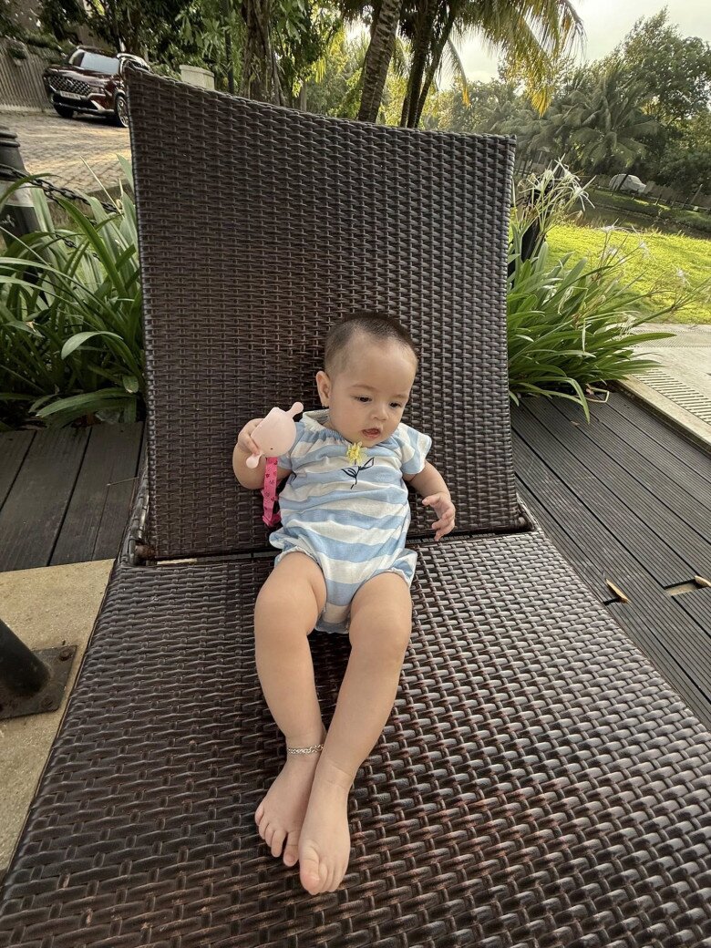 Con gái lai Tây của Nhật Kim Anh vừa đi học đã có tủ đồ "công chúa", mới 10 tháng đã mặc quần áo size 18 tháng 3 Nhóc tì khiến nhiều người xuýt xoa vì có đôi chân dài miên man.