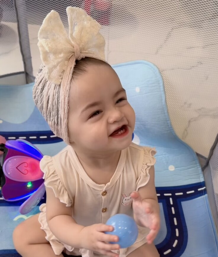 Con gái lai Tây của Nhật Kim Anh vừa đi học đã có tủ đồ "công chúa", mới 10 tháng đã mặc quần áo size 18 tháng 5 Con gái Nhật Kim Anh ngày càng rõ nét lai Tây.