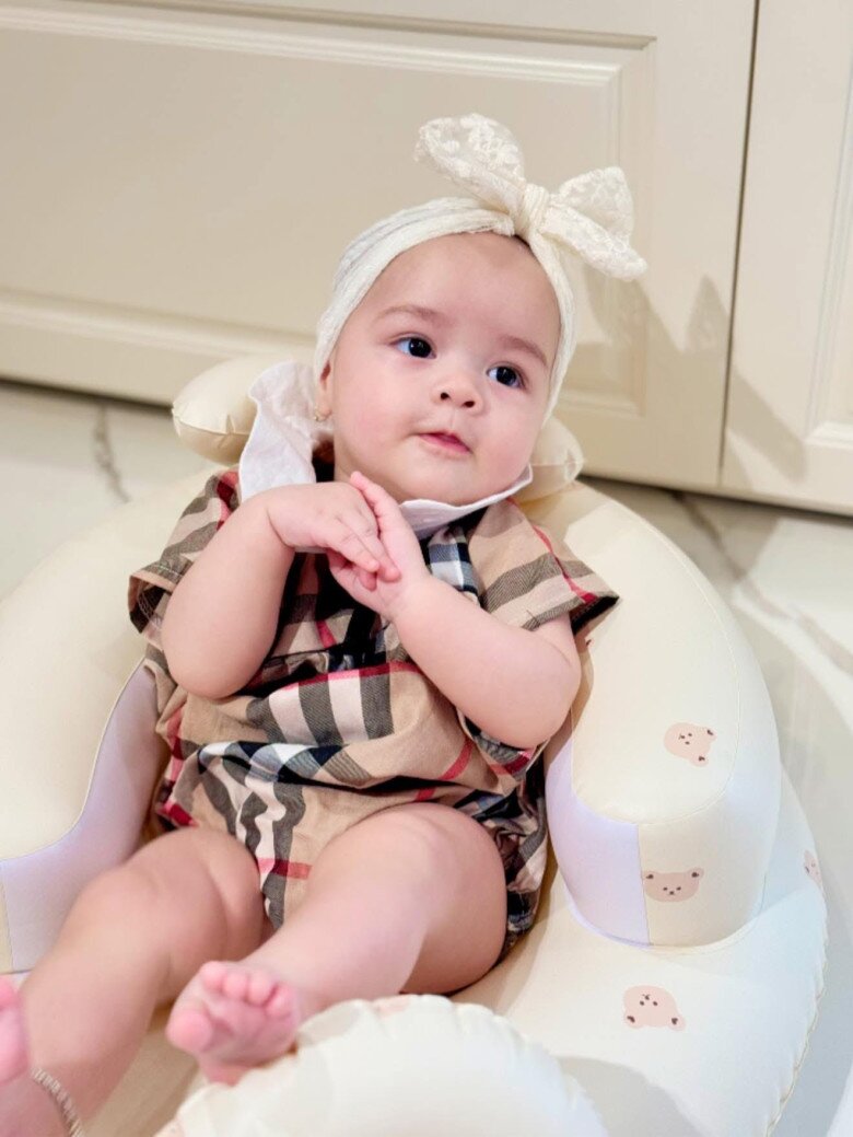 Con gái lai Tây của Nhật Kim Anh vừa đi học đã có tủ đồ "công chúa", mới 10 tháng đã mặc quần áo size 18 tháng 6 Cô bé có mắt to, mũi cao xinh xắn như búp bê.