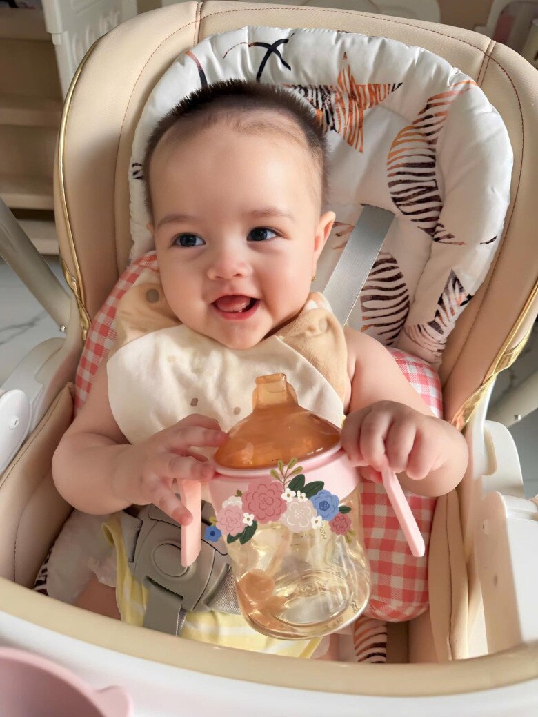 Con gái lai Tây của Nhật Kim Anh vừa đi học đã có tủ đồ "công chúa", mới 10 tháng đã mặc quần áo size 18 tháng 7 Nhiều khoảnh khắc của bé Julia đốn tim người xem.