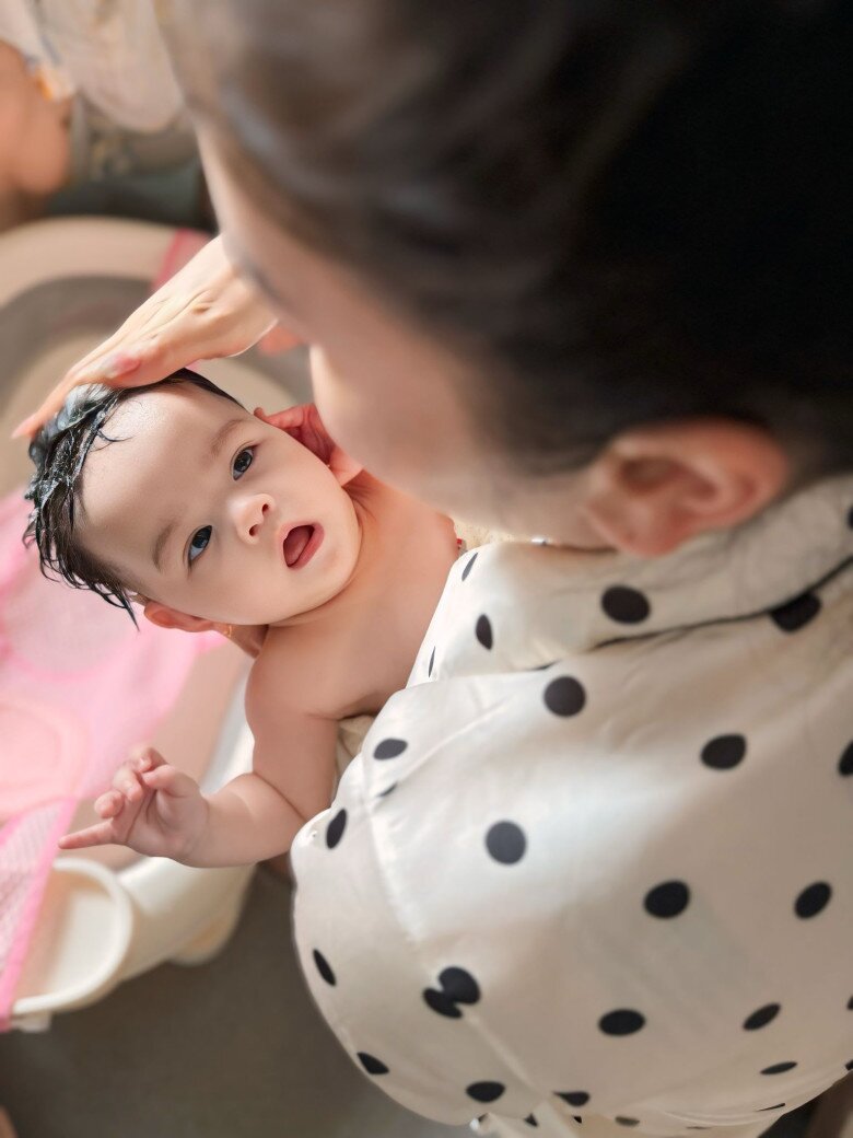 Con gái lai Tây của Nhật Kim Anh vừa đi học đã có tủ đồ "công chúa", mới 10 tháng đã mặc quần áo size 18 tháng 10 Nhật Kim Anh bận rộn với cuộc sống bỉm sửa sau khi đón con thứ 2.