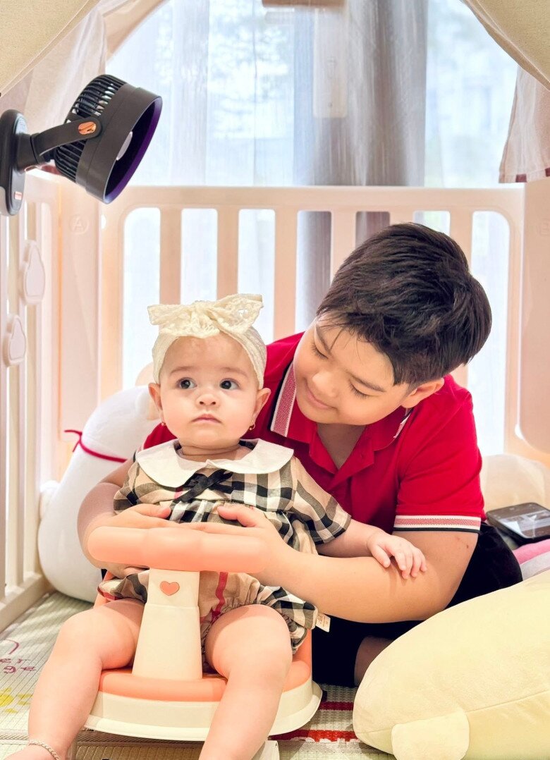 Con gái lai Tây của Nhật Kim Anh vừa đi học đã có tủ đồ "công chúa", mới 10 tháng đã mặc quần áo size 18 tháng 12 Quý tử Nhật Kim Anh ra dáng anh trai.