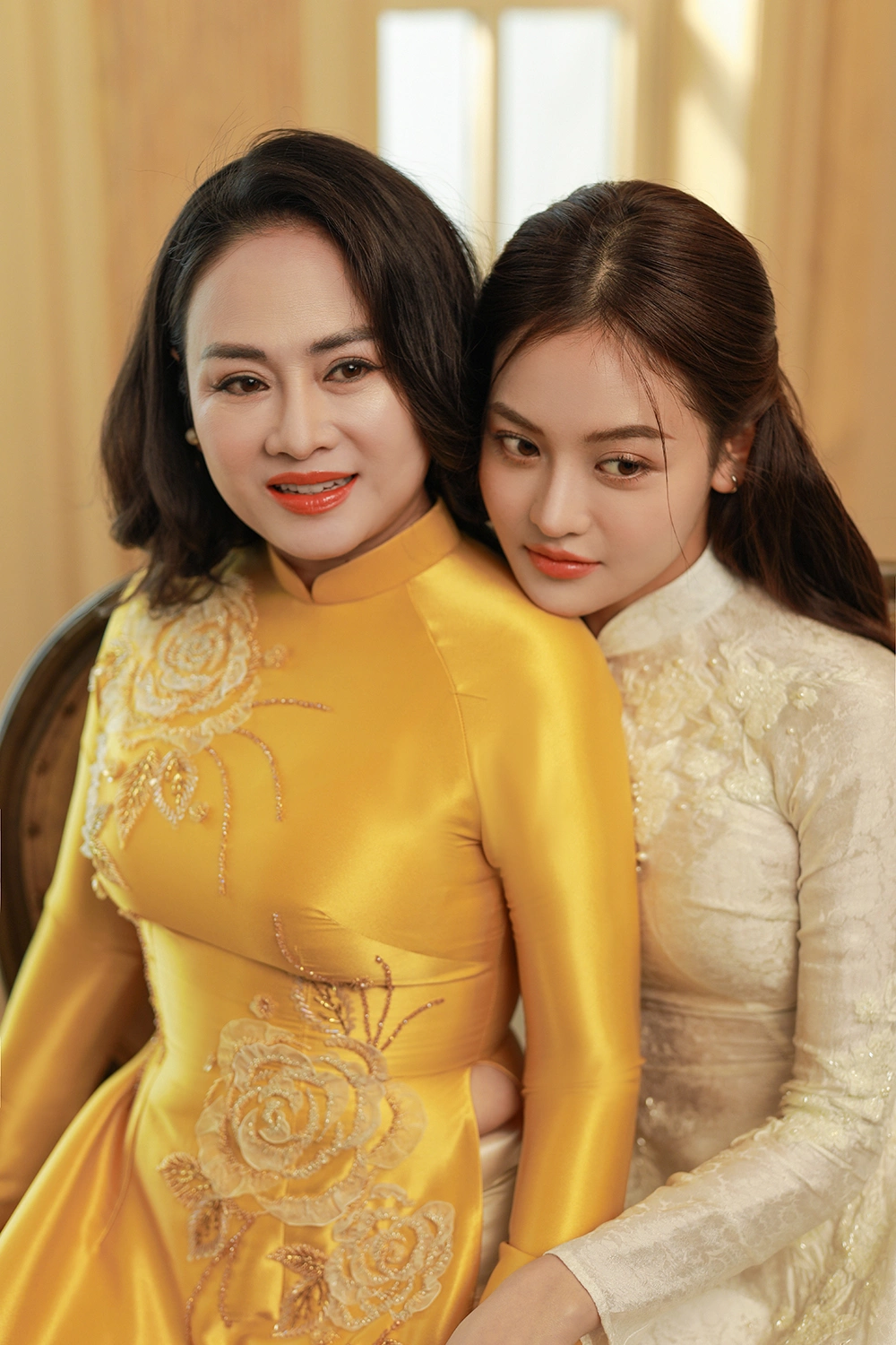 "Bạn gái Mạnh Trường" hiếm hoi khoe nhan sắc mẹ ruột trẻ đẹp như chị em sinh đôi khiến con gái cũng phải "xách dép" 4 Thùy Anh cũng dành nhiều lời tình cảm và trân trọng cho mẹ.