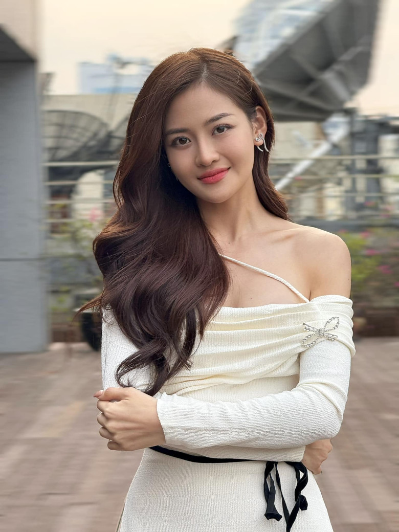 "Bạn gái Mạnh Trường" hiếm hoi khoe nhan sắc mẹ ruột trẻ đẹp như chị em sinh đôi khiến con gái cũng phải "xách dép" 6 Thùy Anh nổi tiếng từ khi mới 14 tuổi với vai chính trong sitcom Bộ tứ 10A8.