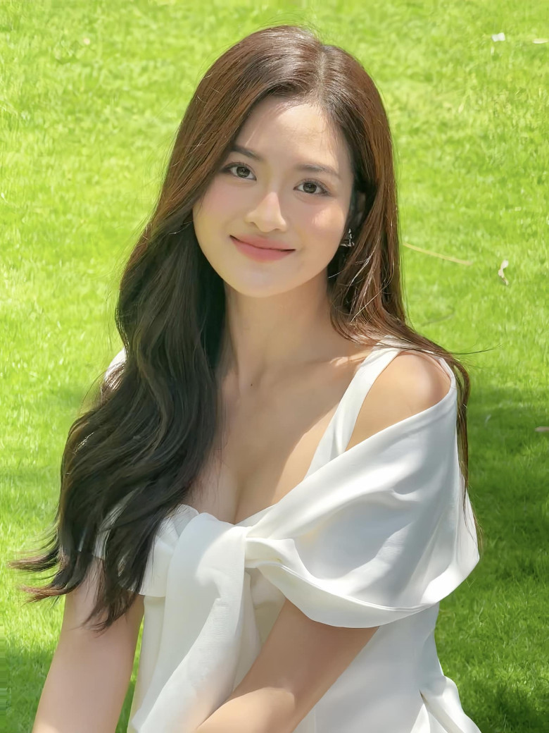 "Bạn gái Mạnh Trường" hiếm hoi khoe nhan sắc mẹ ruột trẻ đẹp như chị em sinh đôi khiến con gái cũng phải "xách dép" 7 Cô là gương mặt quen thuộc của màn ảnh Việt, ghi dấu ấn qua loạt phim ăn khách như Cả một đời ân oán, Tình yêu và tham vọng, Đừng nói khi yêu, Chúng ta của 8 năm sau,...